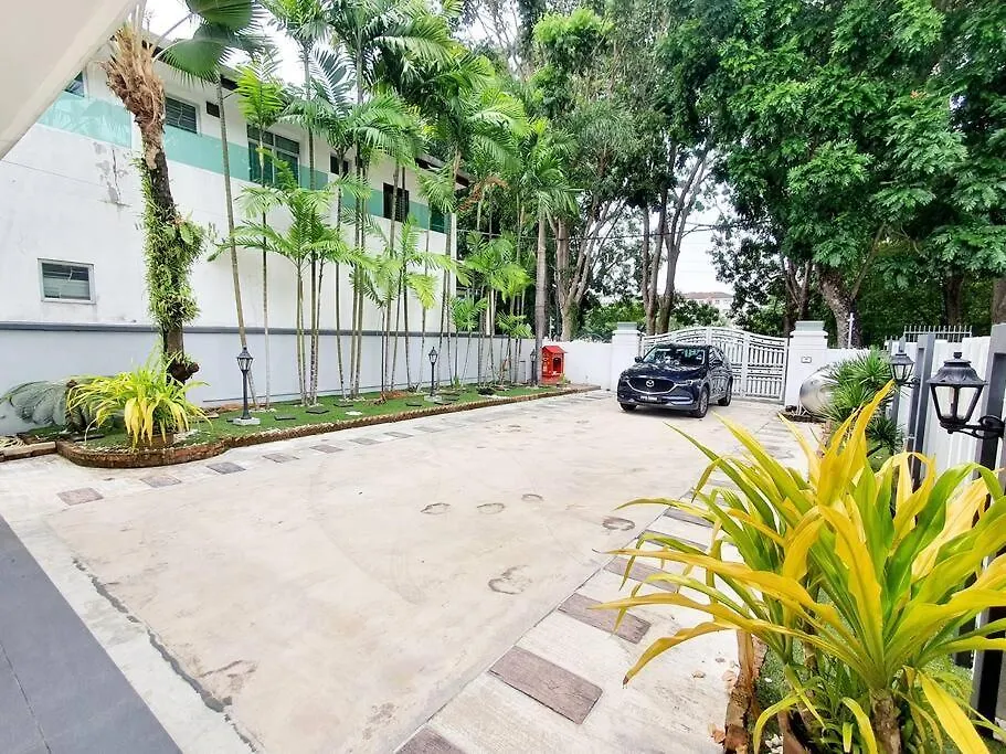 Garden Cozy2Storey Home 4Room 10Pax@Near Almajusco Bukit Mertajam Holiday home