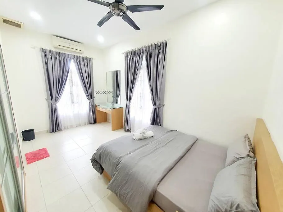 Garden Cozy2Storey Home 4Room 10Pax@Near Almajusco ブキッ・ムルタジャム 別荘