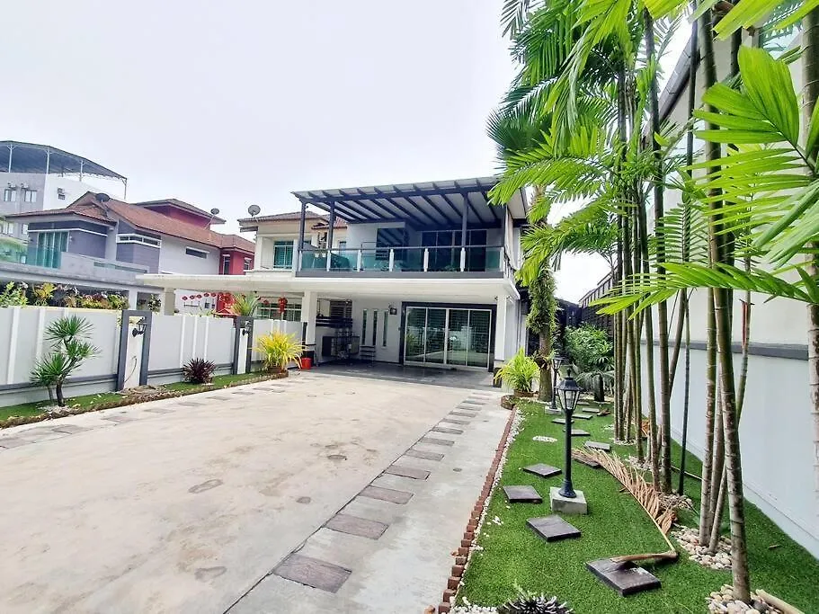 Garden Cozy2Storey Home 4Room 10Pax@Near Almajusco ブキッ・ムルタジャム 0*,  マレーシア