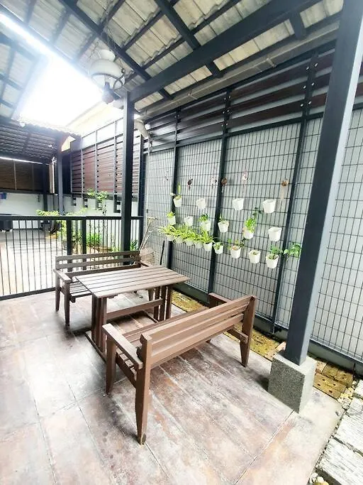 Garden Cozy2Storey Home 4Room 10Pax@Near Almajusco ブキッ・ムルタジャム 0*,  マレーシア